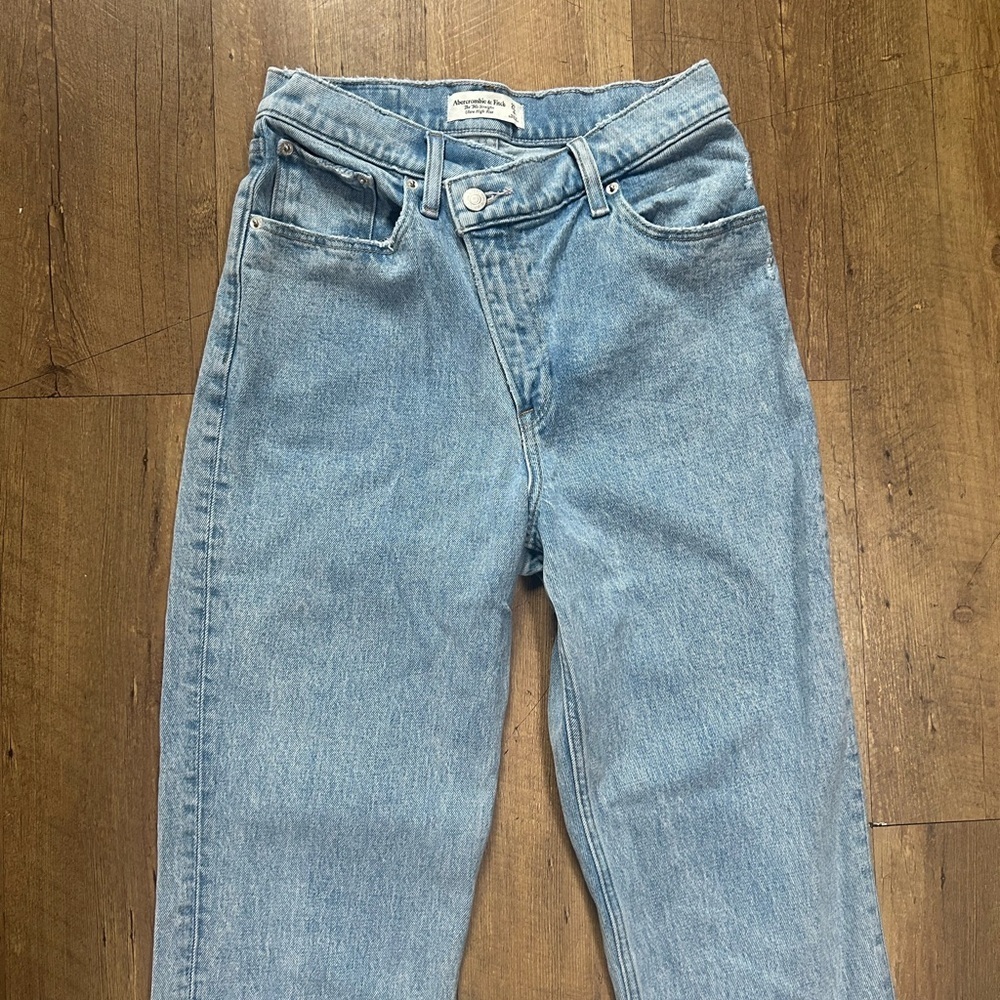 Abercrombie 90s Straight High Rise Crossover Waist Jeans Light Wash Raw Hem 27 - Picture 3 of 13